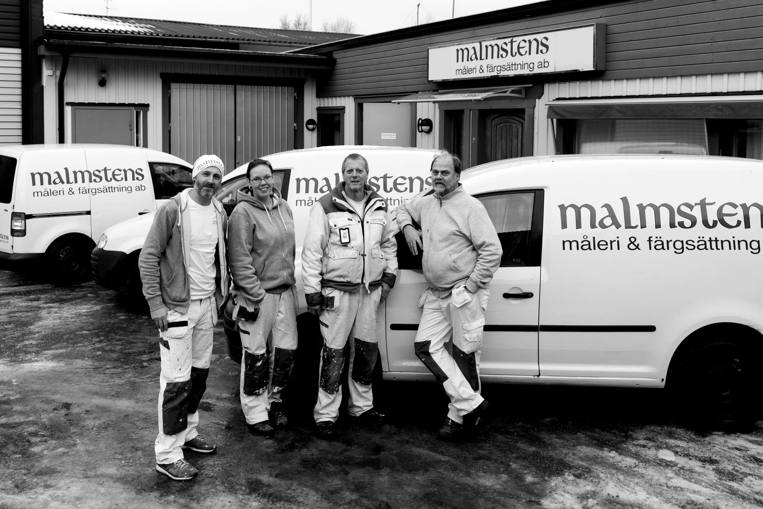 Malmstens arbetslag vid servicebilarna inför dagens uppdrag