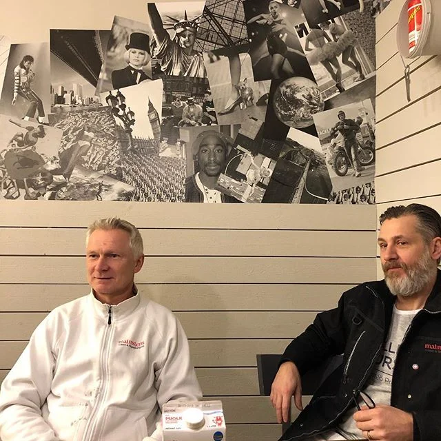 Morgonfika med arbetslaget innan dagens arbete i huset